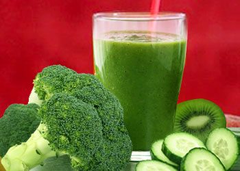 Broccoli-kiwi-cucumber-smoothies