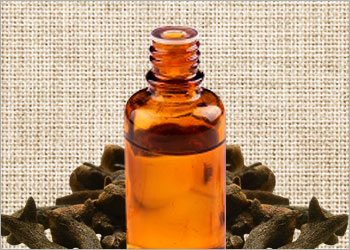 Clove-oil-for-canker-sores