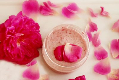 Rose face mask with yogurt
