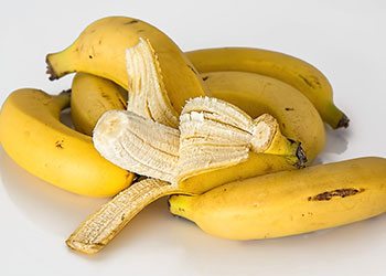 Banana-home-remedies-for-wrinkled-skin-on-hand