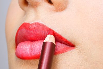 Shaping your lips with outline