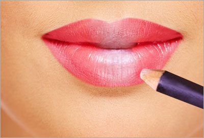 Apply a White or a Lighter Shade in The Center of The Lips