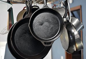 How to clean a cast iron pan in kitchen